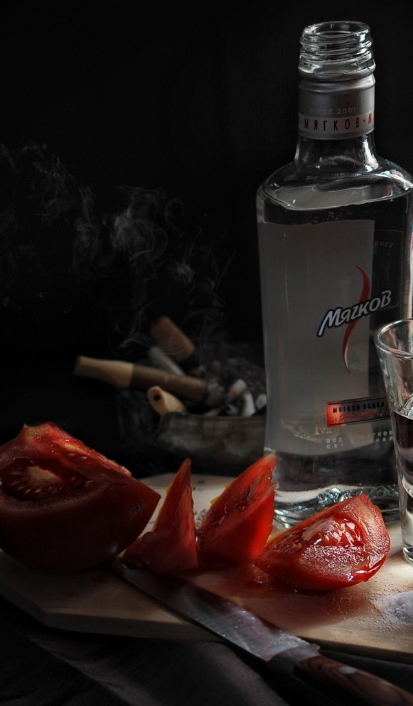 Водка и помидоры на закуску