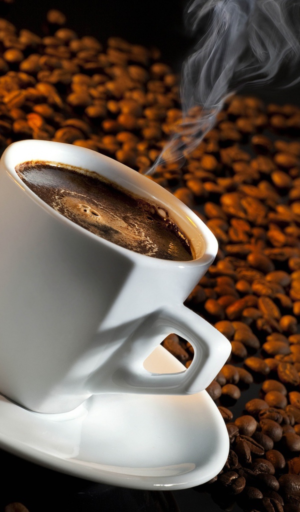 Белая чашка с кофе на зернах