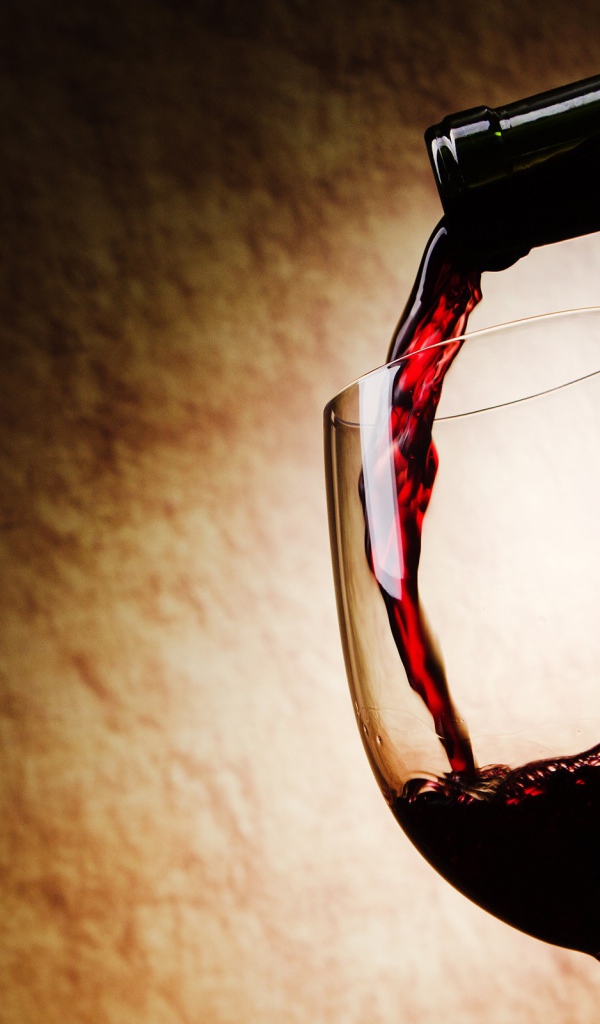 Вино льется в бокал