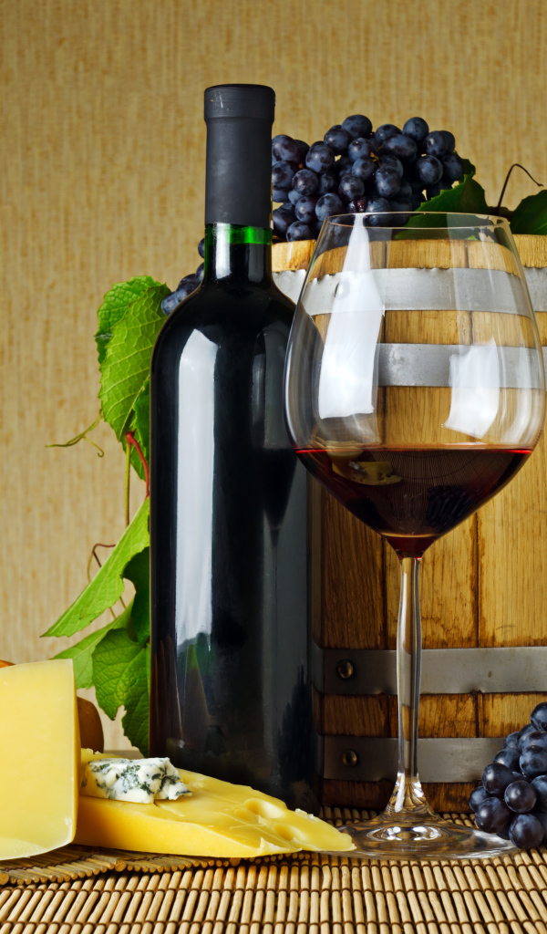 Бочонок вина и бокал