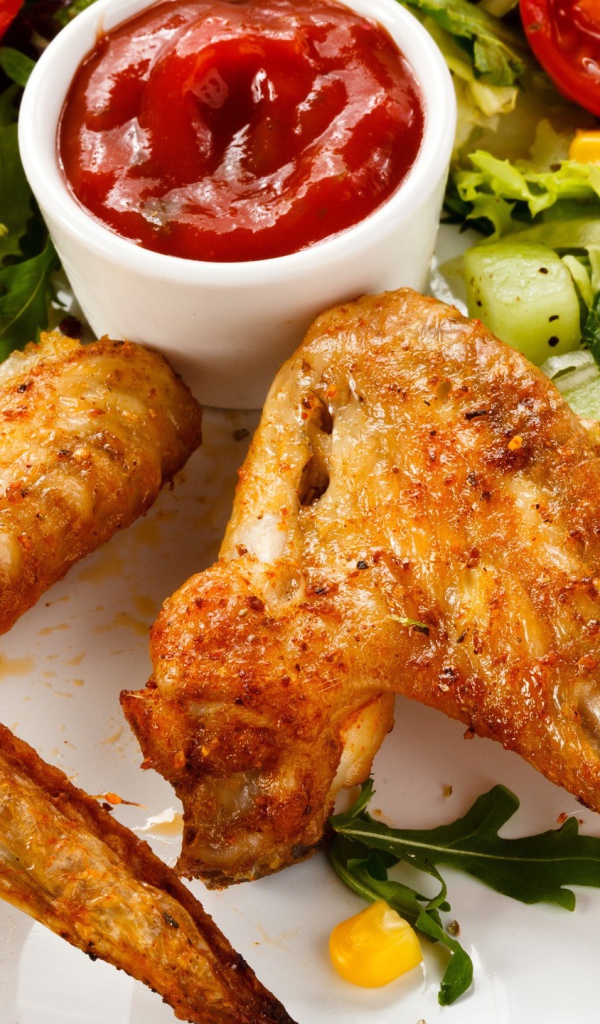 Жаренные крылышки с томатным соусом и овощами