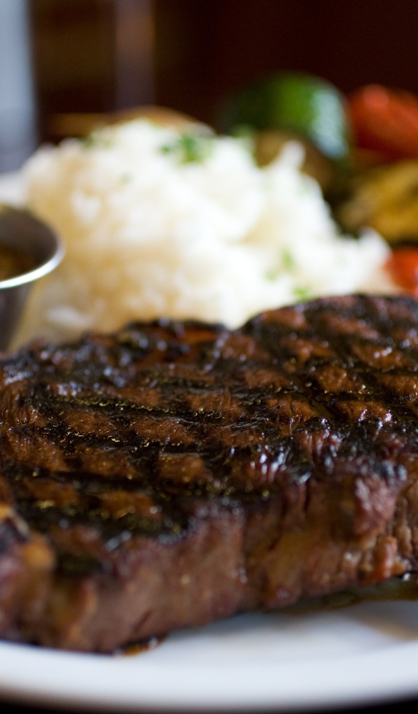 Сочный стейк с соусом