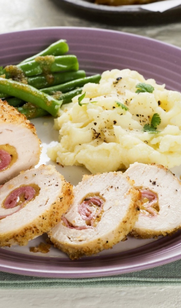 Мясной рулет с картофельным пюре