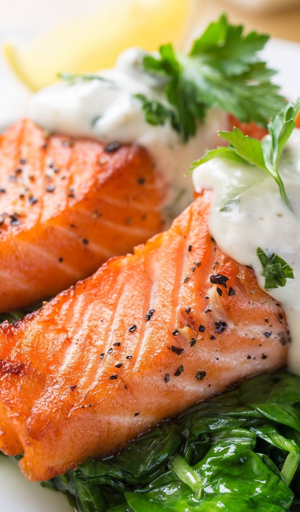 Красная рыба со шпинатом и соусом