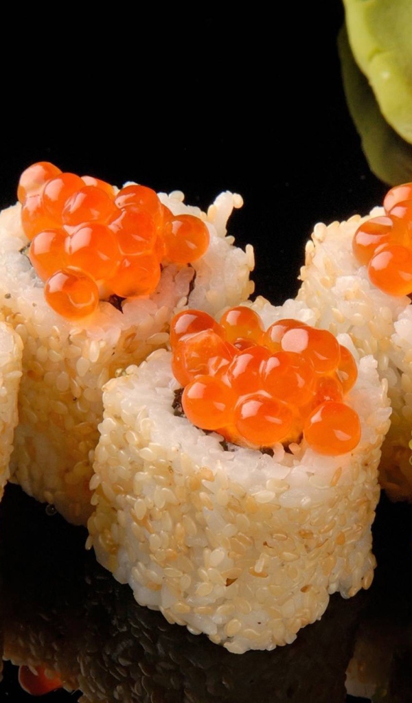 Суши из риса с красной икрой