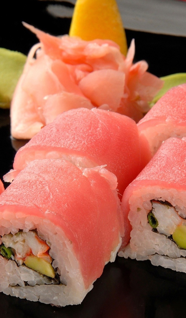 Суши роллы с розовой рыбой