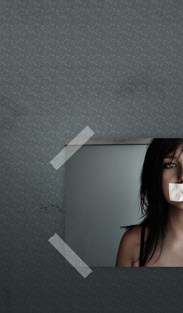 Девушка с заклеенным ртом