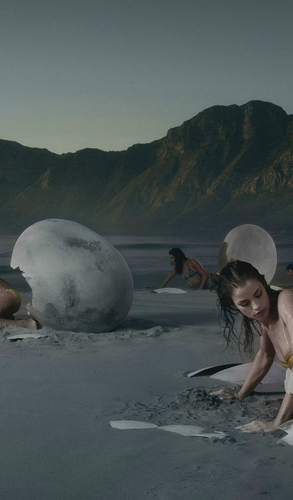 Люди выходят из яиц