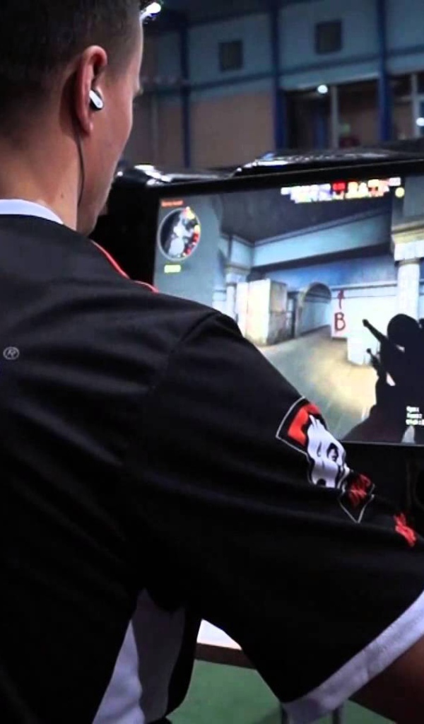 Геймер за компьютером, Virtus Pro