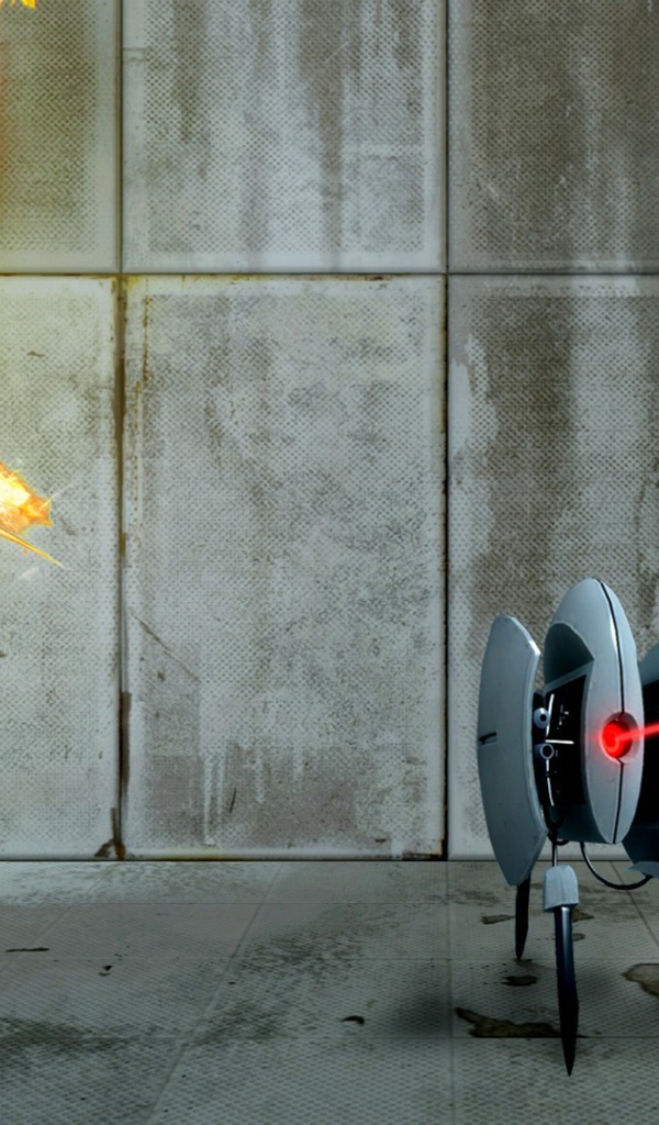 Солдат атакует лазерного робота в игре Портал 2