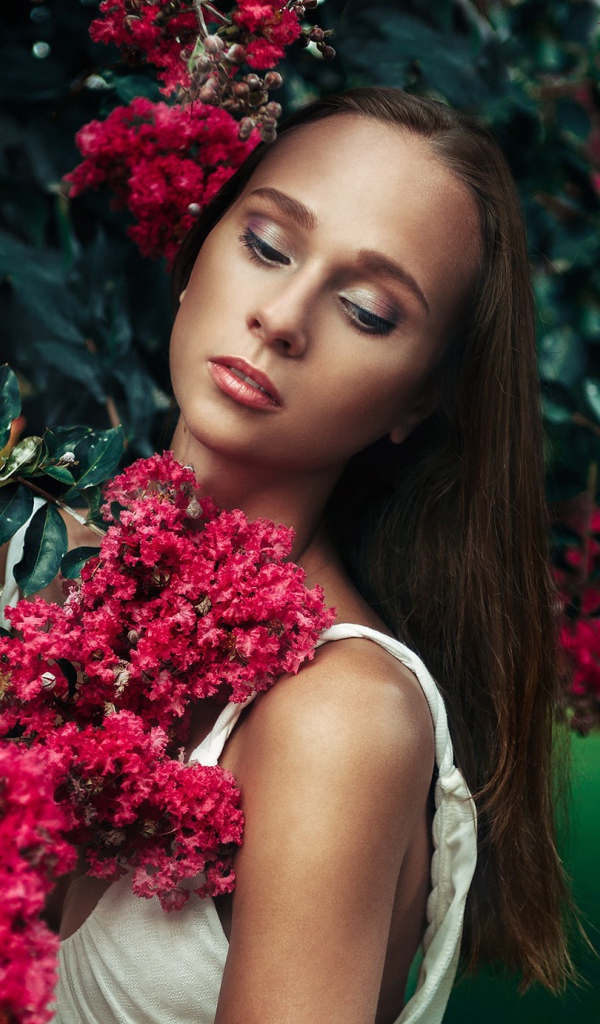 Девушка среди ветвей цветущего дерева