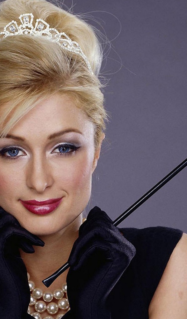 Девушка держит в руке дамский мундштук