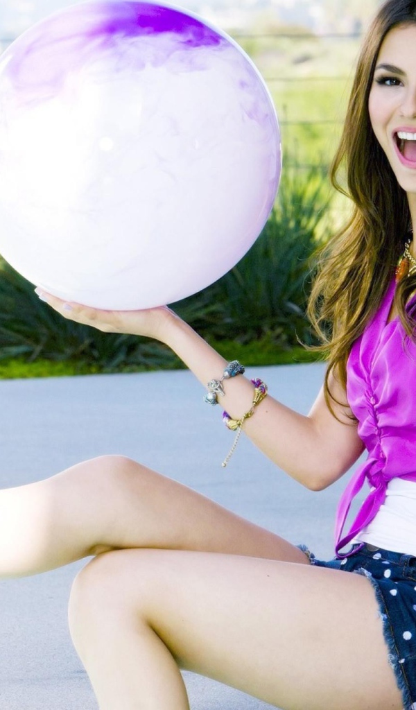 Девушка держит в руке белый шар