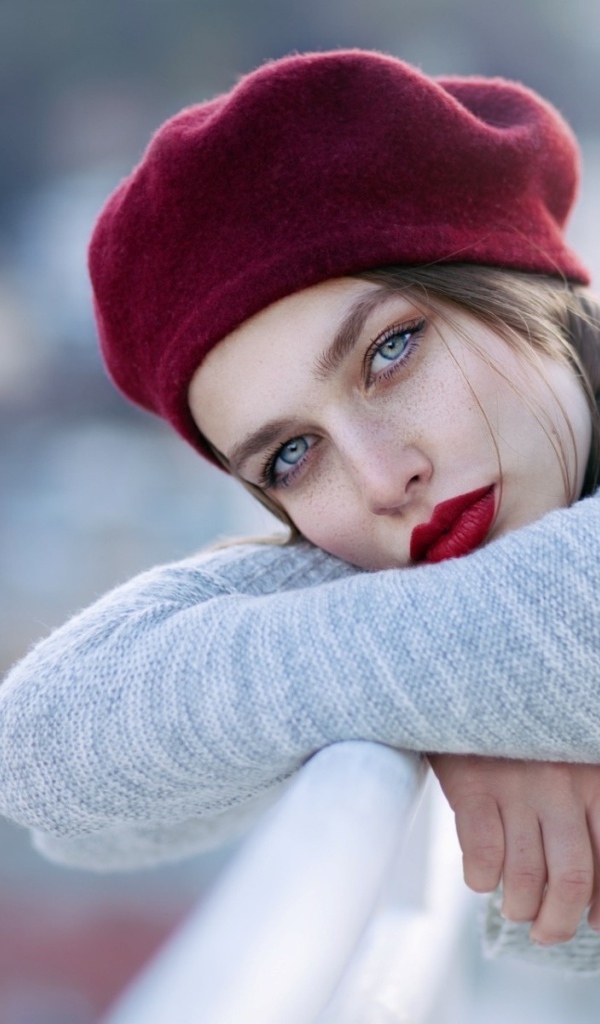 Девушка в сером свитере и красном берете