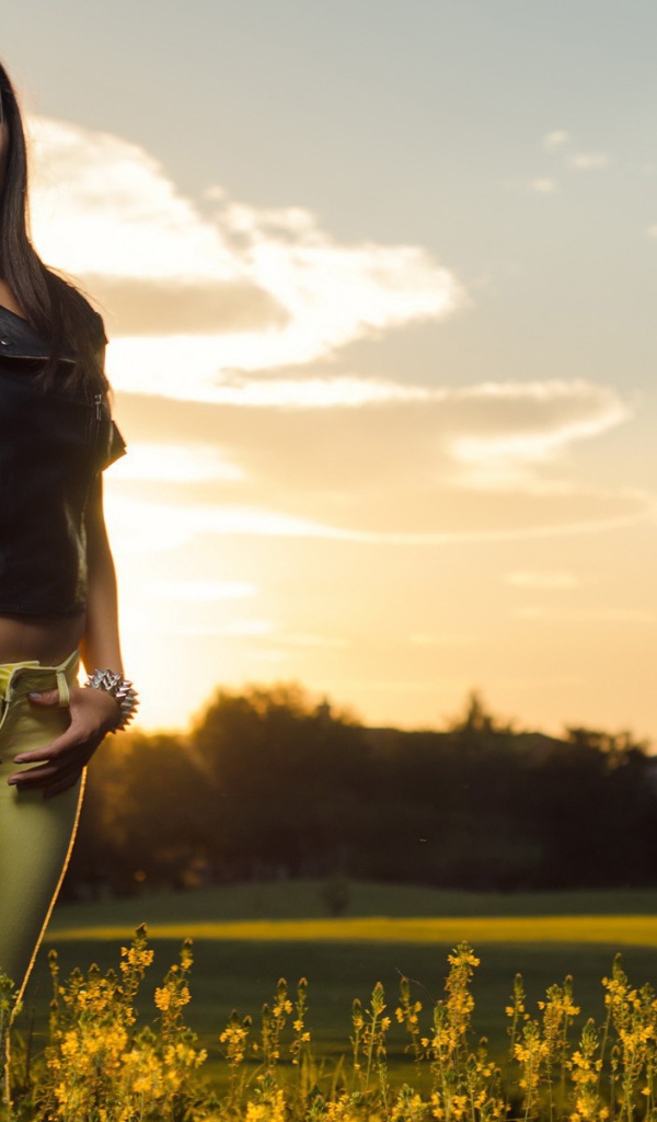 Девушка в кожаной куртке и желтых лосинах