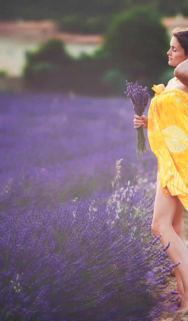 Девушка в желтом платье среди поля лаванды