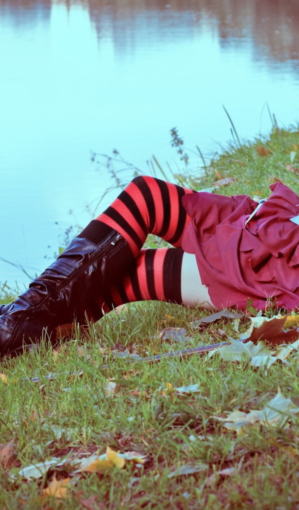 Девушка в чулках лежит на берегу