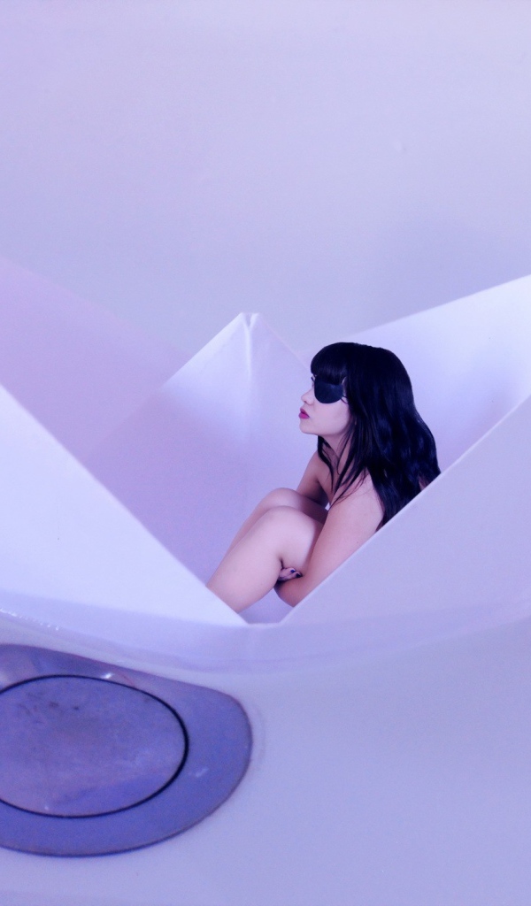 Девушка сидит в бумажном кораблике