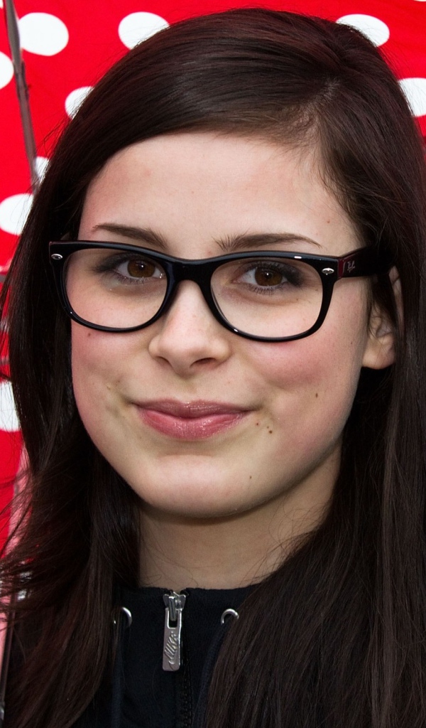 Девушка под красным зонтом в горошек