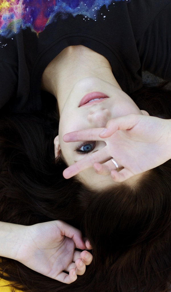 Актриса Эмили Радд лежит на спине