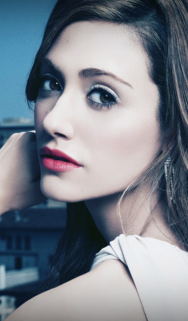 Девушка актриса Эмми Россам