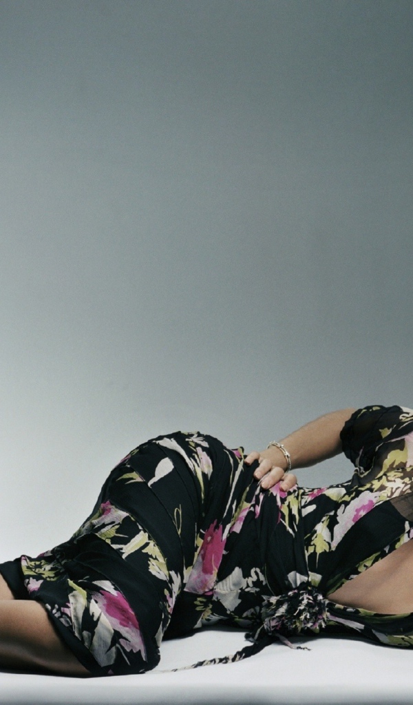 Актриса Ева Мендес лежит на полу