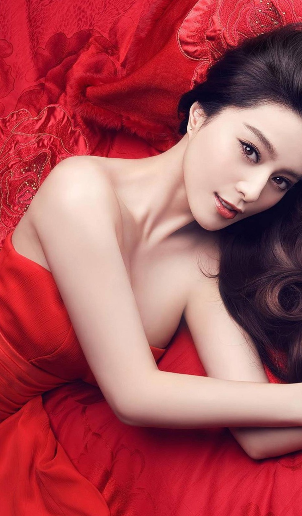 Актриса Фань Бинбин в красном платье