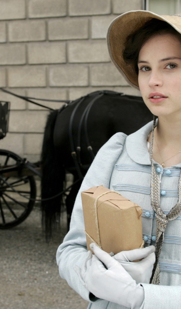 Актриса Фелисити Джонс в старинной одежде