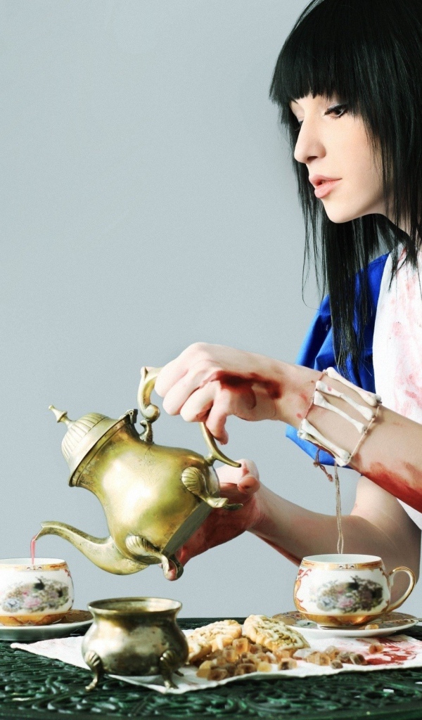 Взрослая девушка играет с куклой