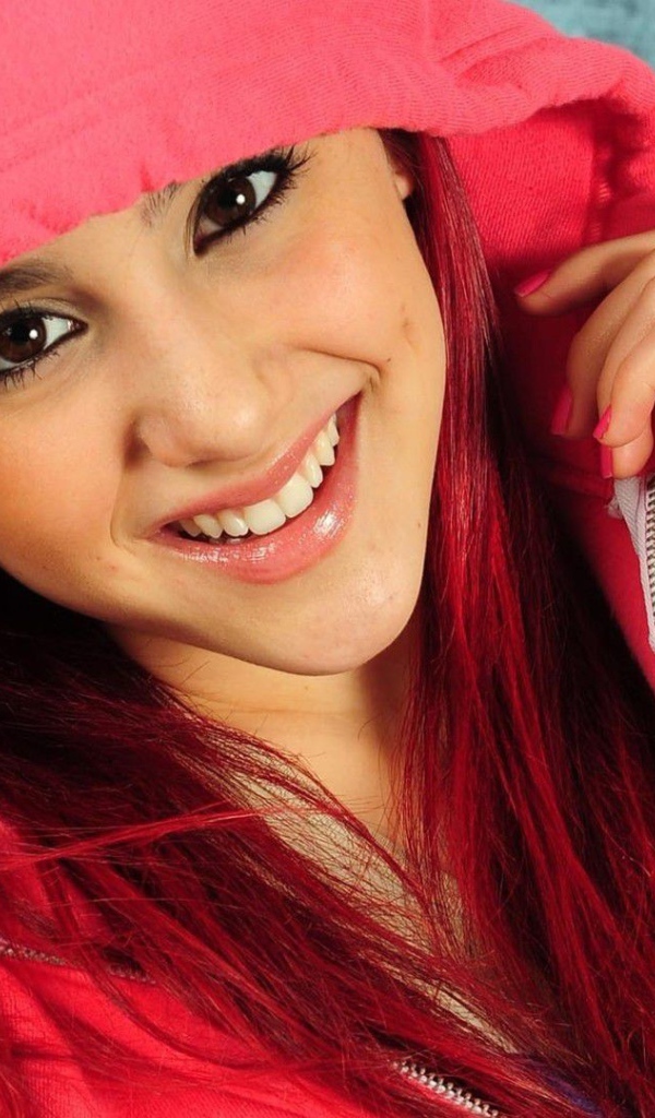 Ариана Гранде в капюшоне