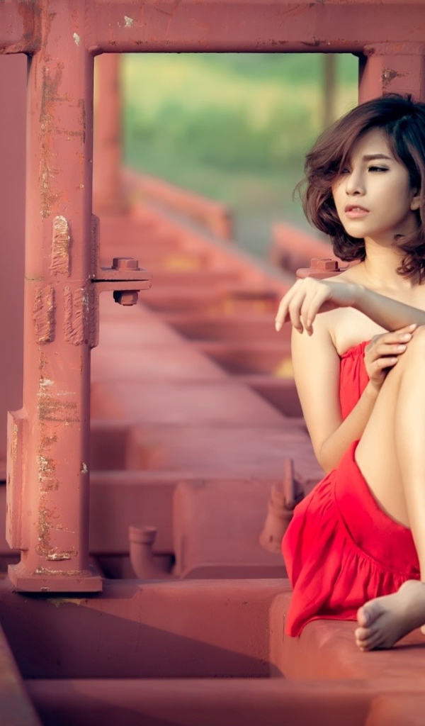 Азиатка брюнетка в красном платье