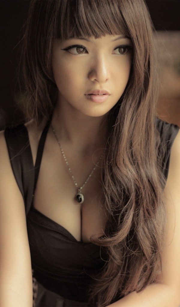 Азиатская девушка в коричневом платье