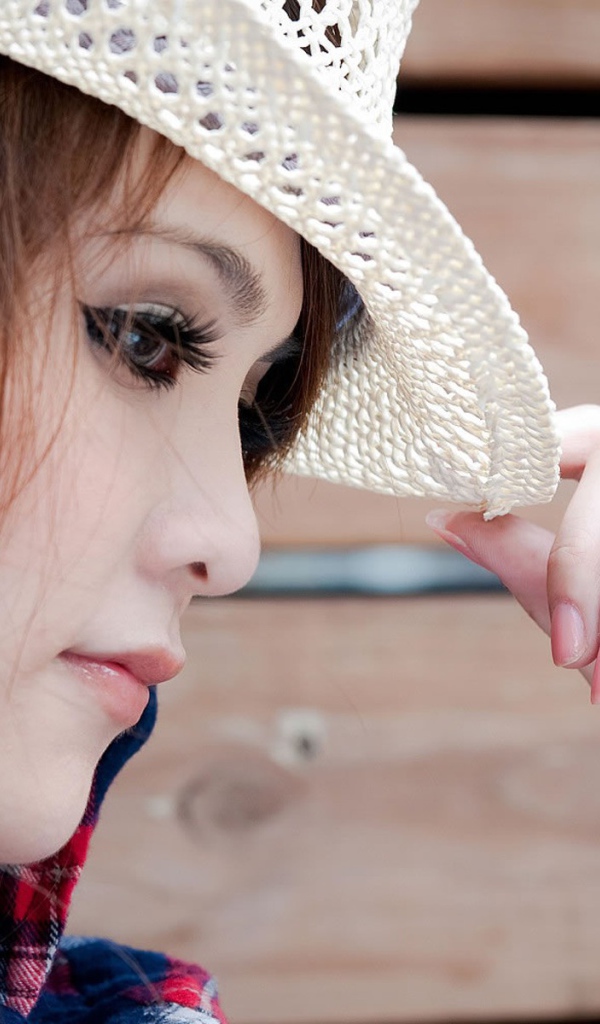 Азиатская девушка в белой кружевной шляпке