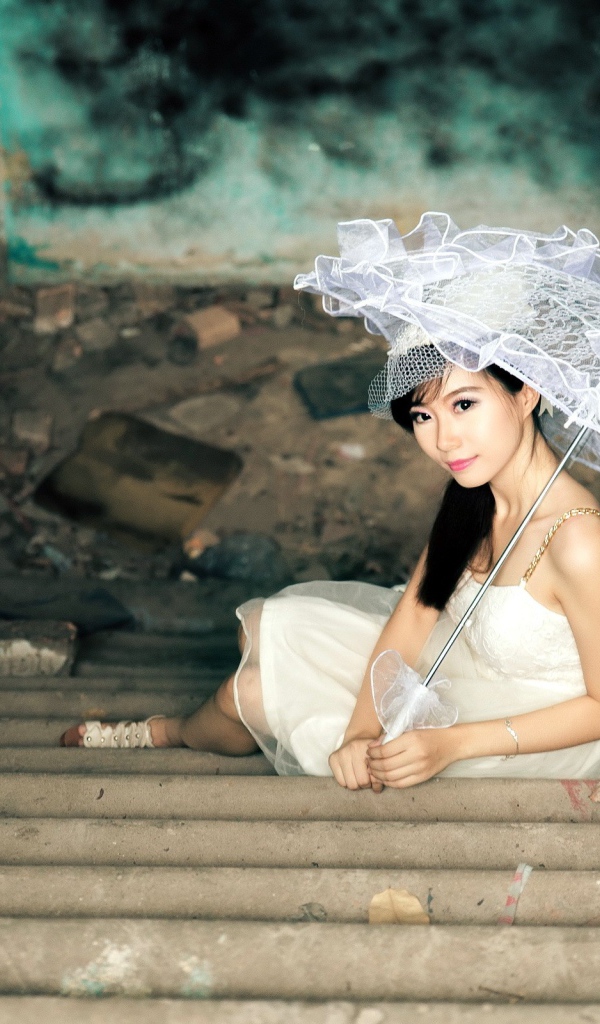 Азиатская девушка с кружевным зонтиком