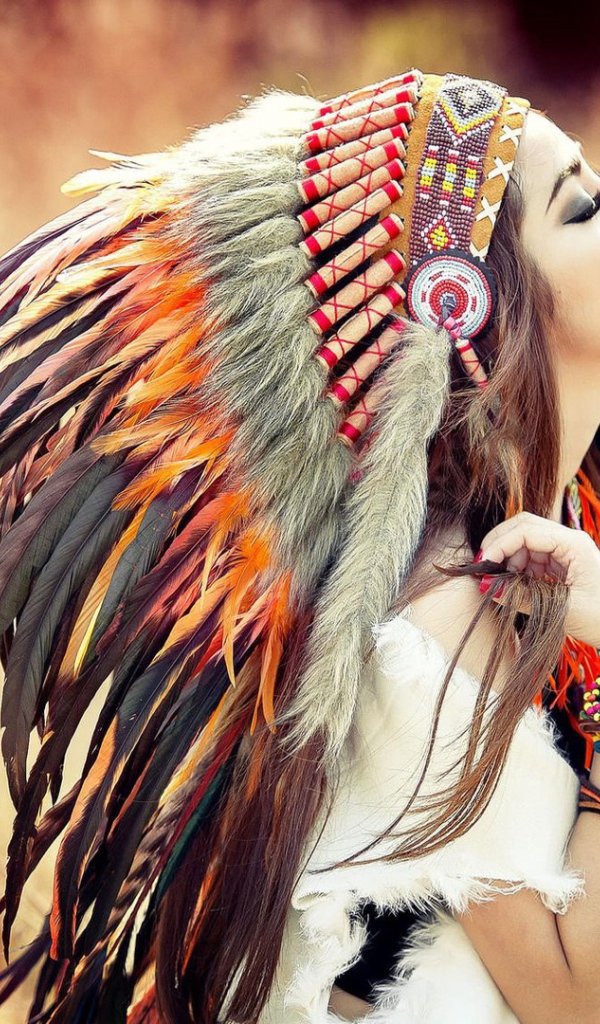 Азиатка в индейском наряде