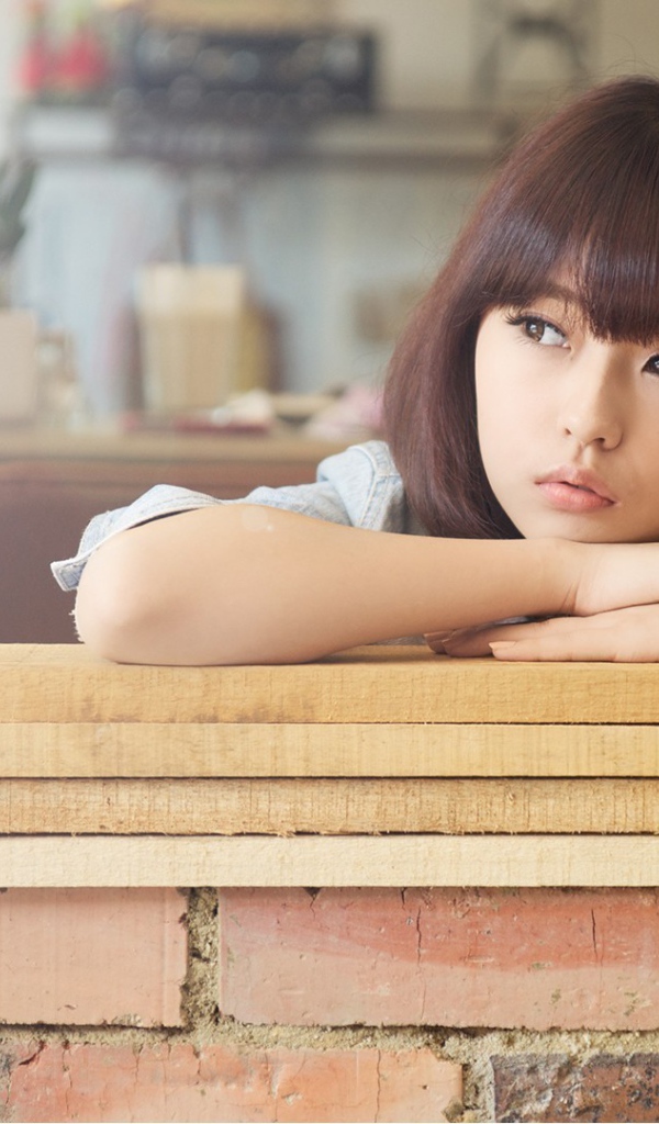 Азиатская модель смотрит в окно