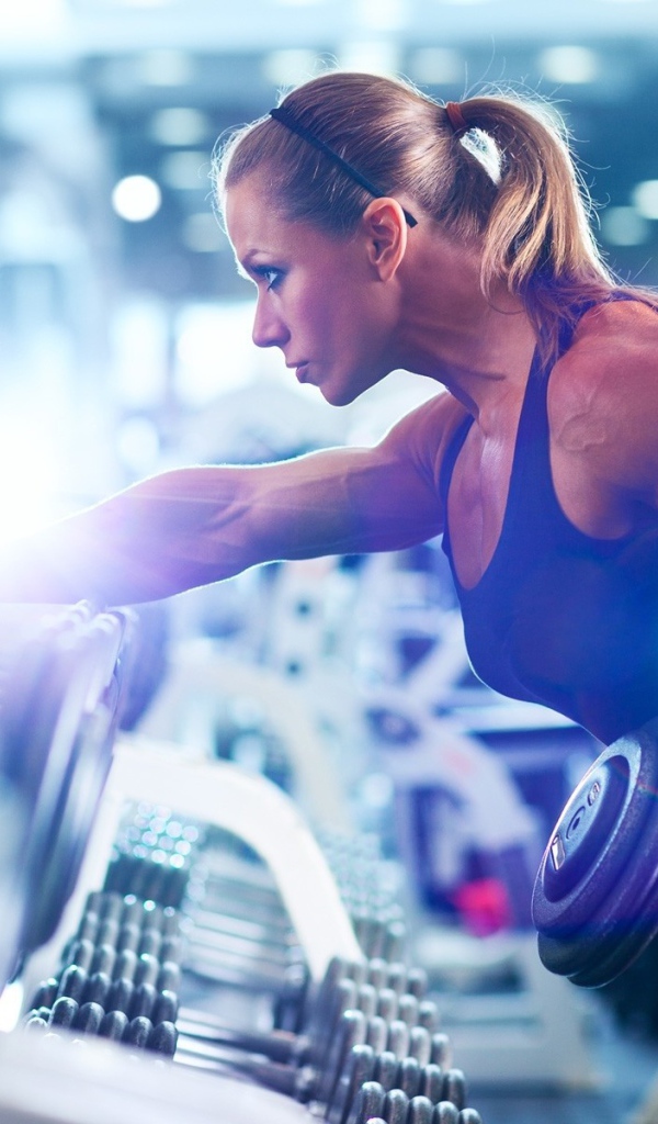 Спортивная девушка бодибилдер