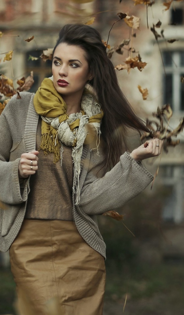 Осенняя девушка брюнетка