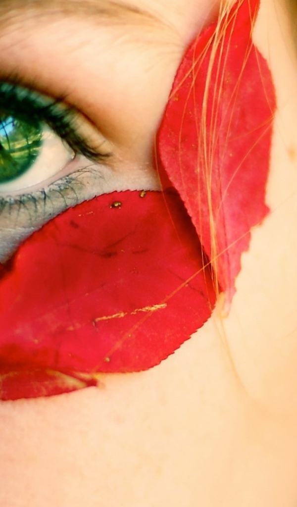 Осенние листья у глаза девушки