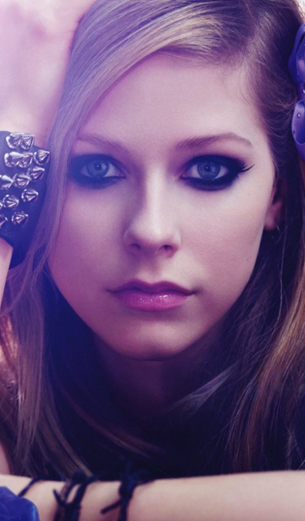 Аврил Лавин в фиолетовых тонах