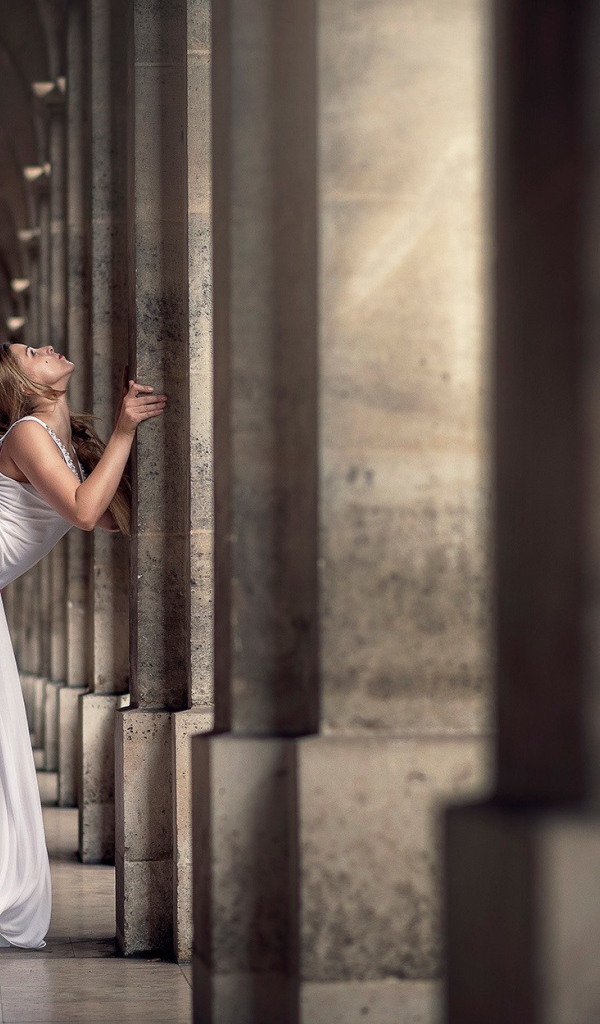 Балерина в красивом белом платье