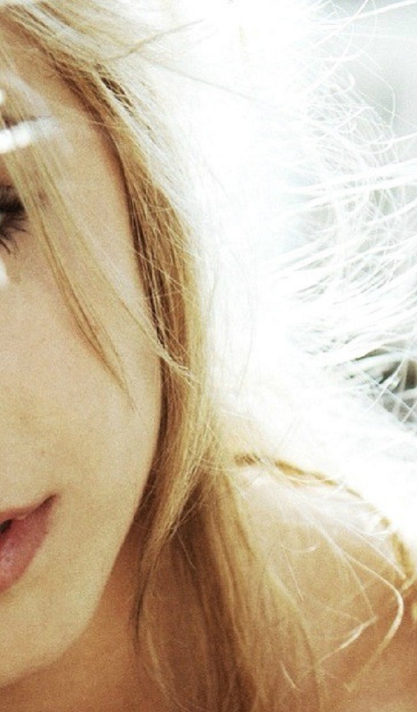 Красивая светловолосая девушка