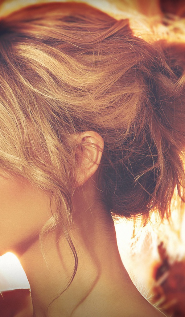 Красивая прическа у светловолосой девушки