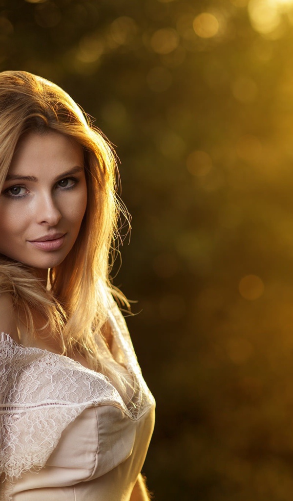 Красивая блондинка, портрет
