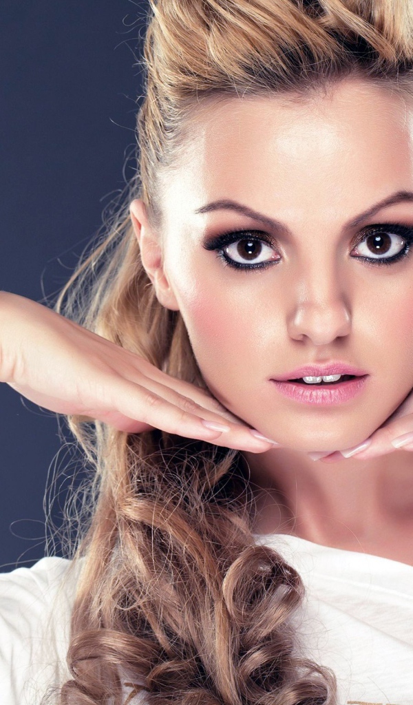 Красивая девушка Александра Стан