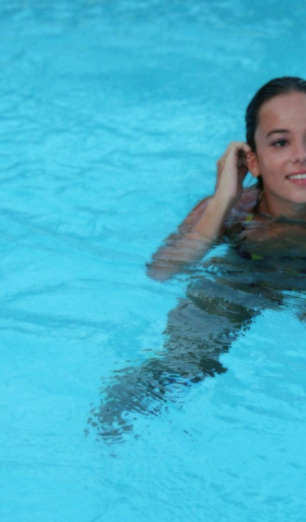 Красивая девушка Alizee в бассейне