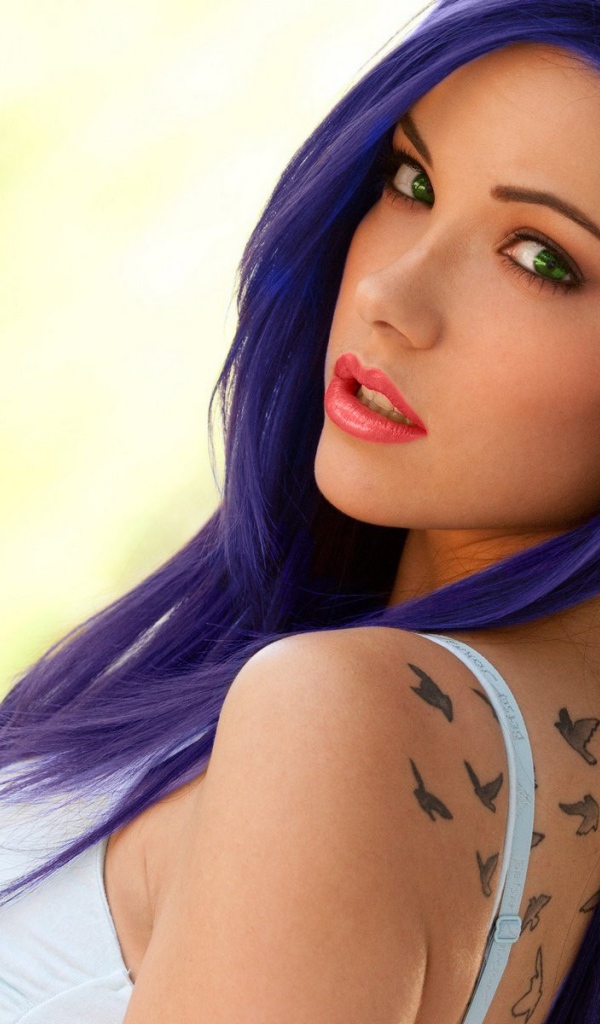 Красивая девушка с синими волосами