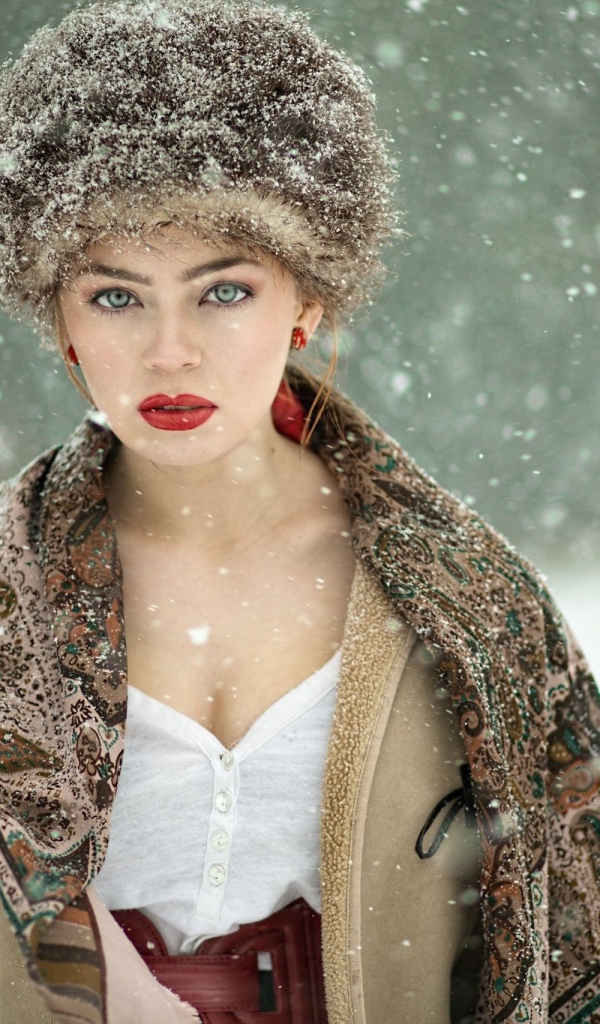 Красавица в меховой шапке