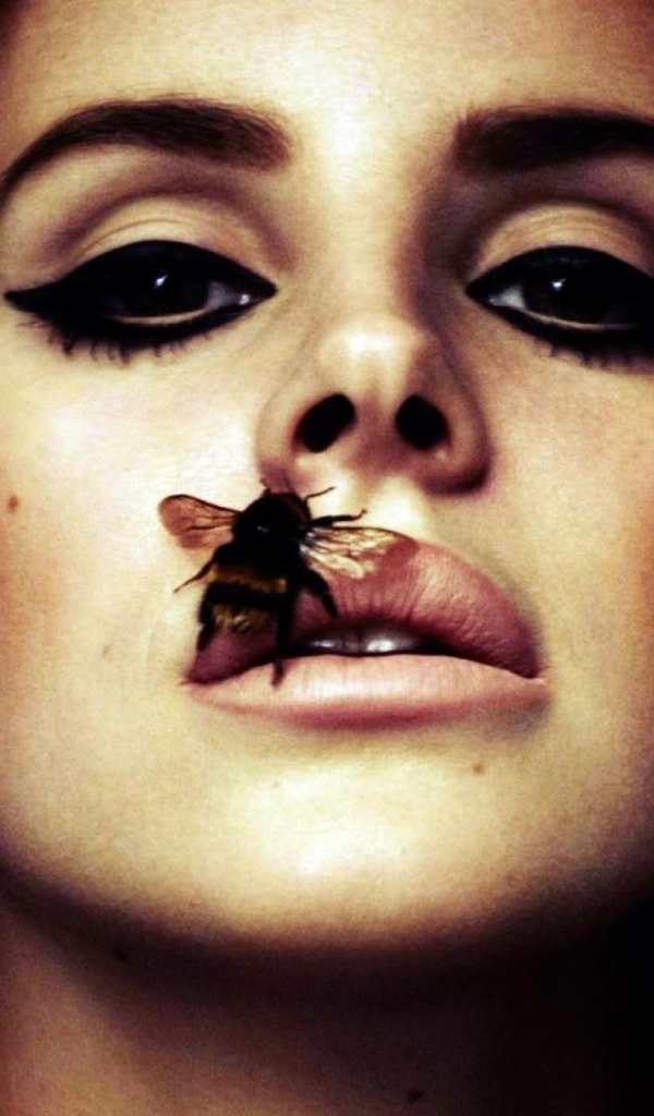 Пчела на губе у девушки