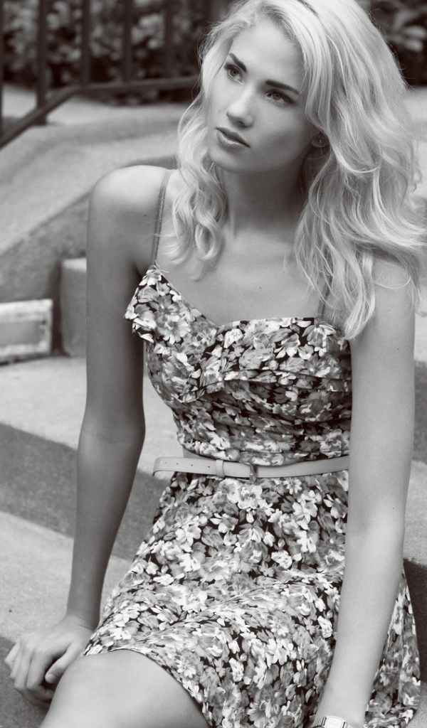 Девушка Берит Баркланд сидит на ступенях